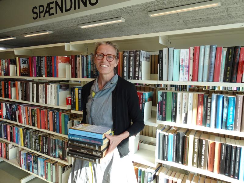 Portræt af Maja med en stak bøger