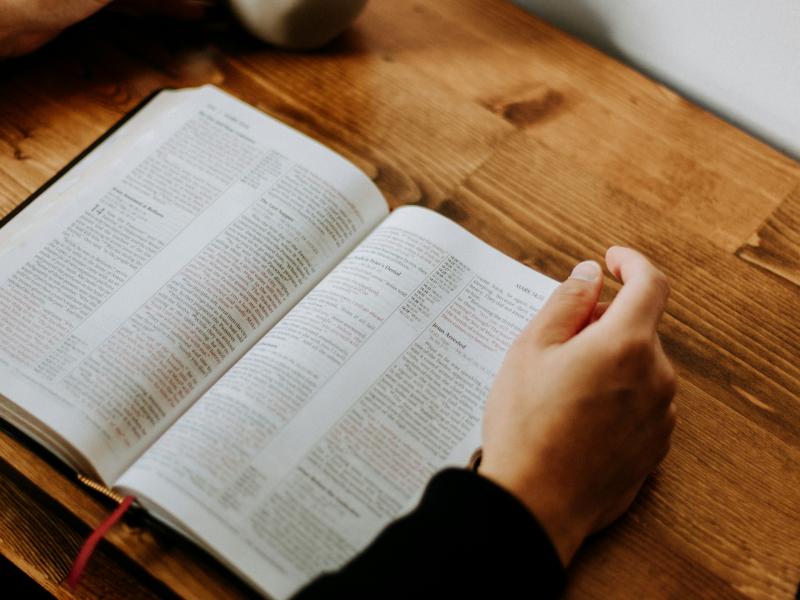 En opslået bog på et bord